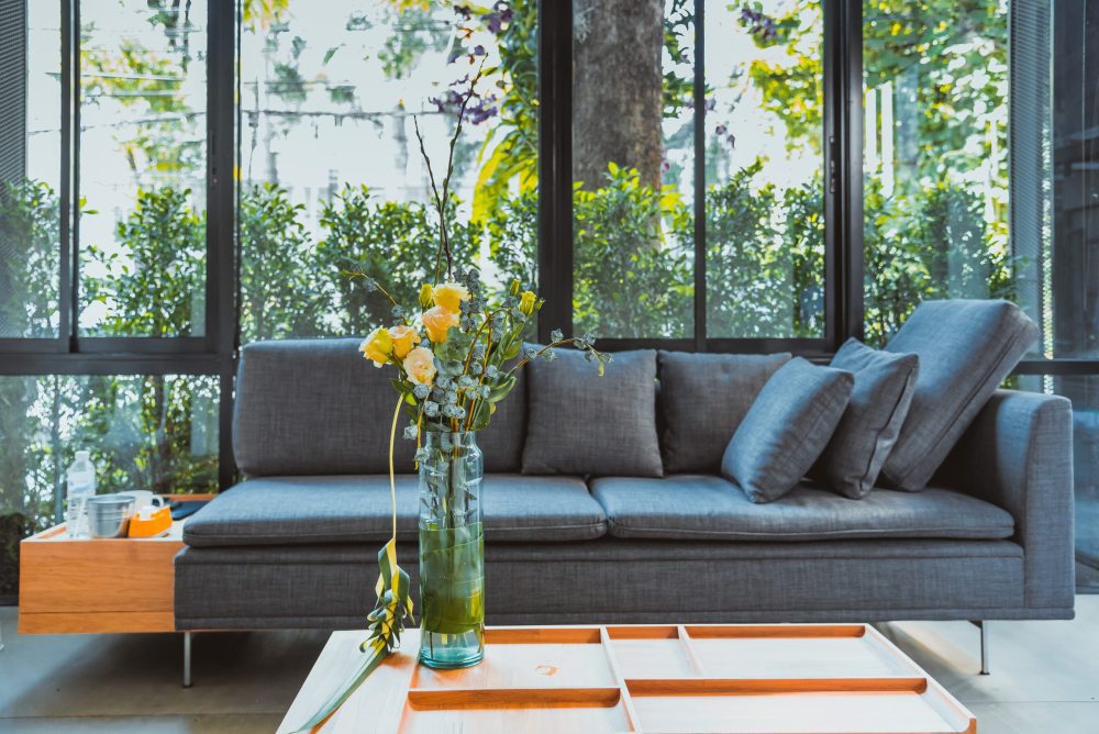 soggiorno, sofà e tavolino con fiori